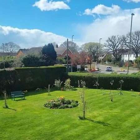 Spacious Self Contained Flat In Superb Location Lymington Exterior photo