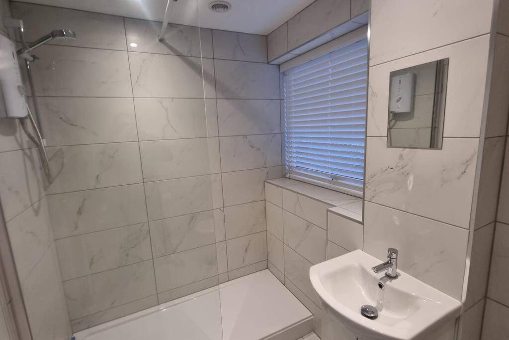Spacious Self Contained Flat In Superb Location Appartamento Lymington